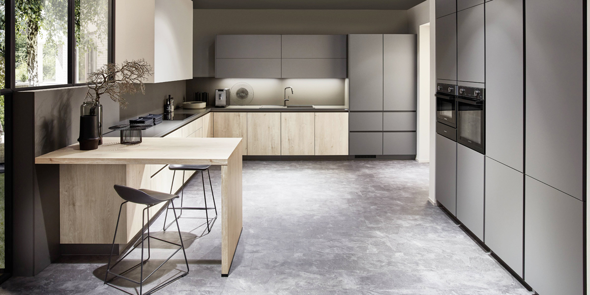 Moderne Holzdekore sind voll im Trend und schaffen eine gemütliche Atmosphäre, besonders schick ist ein Mix mit fein abgestimmten Unitönen und Glasakzenten. Funktionell immer auf dem aktuellen Stand bieten unsere Holzdekore Küchenkomfort der Extraklasse mit wohnlichem Charme.